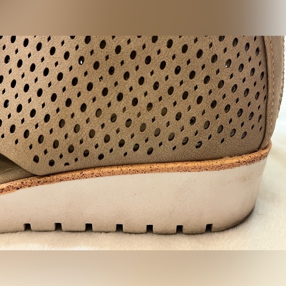 Eurosoft by Sofft Women's Tan Perforated Sandals Slip-On Flats w/ Zipper Sz 6.5 - Picture 9 of 11